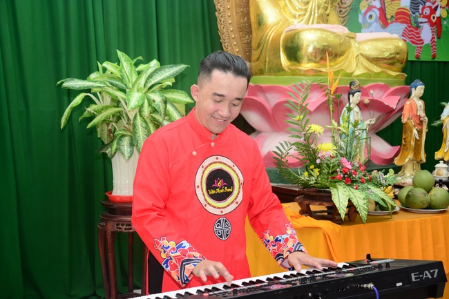 Offering gifts on Mid-Autumn Festival to Ben Tre and Tien Giang provinces