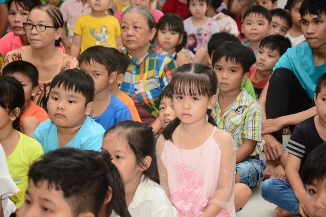 Offering gifts on Mid-Autumn Festival to Ben Tre and Tien Giang provinces
