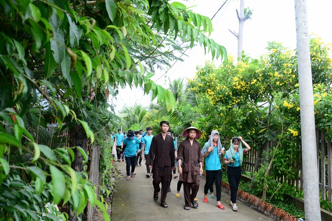 Offering gifts on Mid-Autumn Festival to Ben Tre and Tien Giang provinces