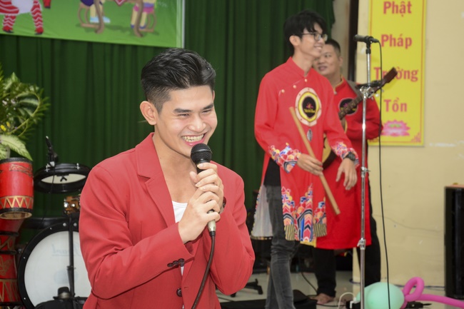 Offering gifts on Mid-Autumn Festival to Ben Tre and Tien Giang provinces