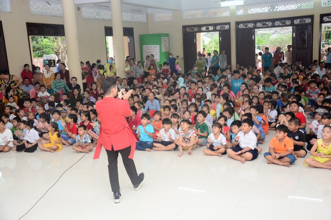 Offering gifts on Mid-Autumn Festival to Ben Tre and Tien Giang provinces