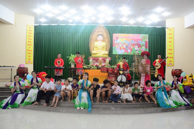 Offering gifts on Mid-Autumn Festival to Ben Tre and Tien Giang provinces