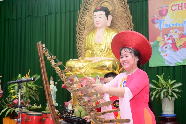 Offering gifts on Mid-Autumn Festival to Ben Tre and Tien Giang provinces