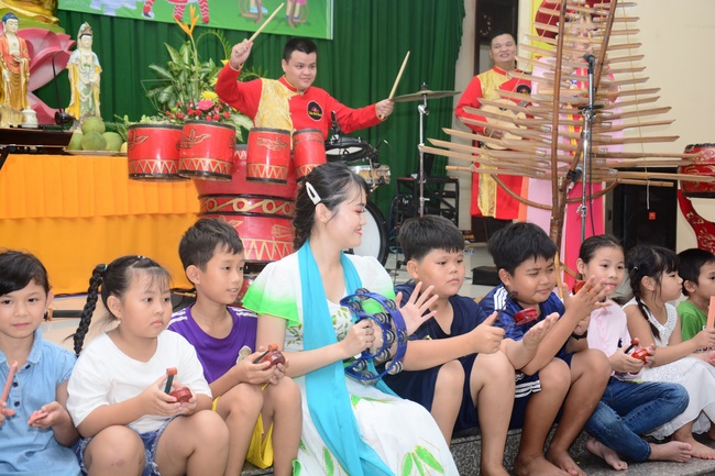 Offering gifts on Mid-Autumn Festival to Ben Tre and Tien Giang provinces