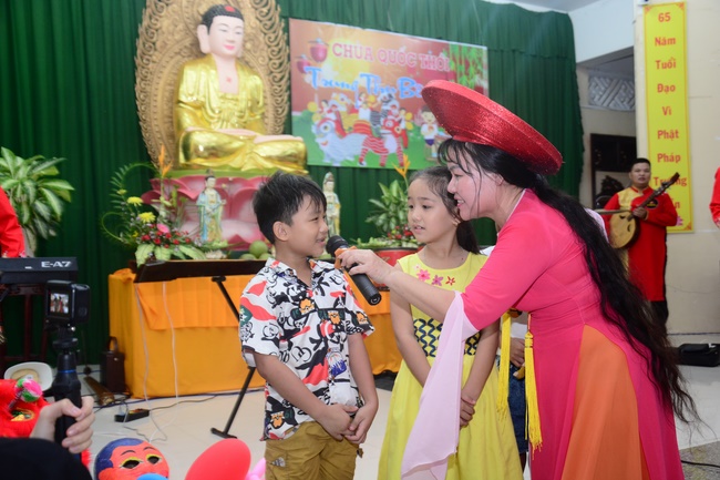 Offering gifts on Mid-Autumn Festival to Ben Tre and Tien Giang provinces