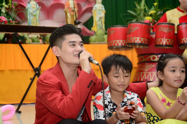 Offering gifts on Mid-Autumn Festival to Ben Tre and Tien Giang provinces