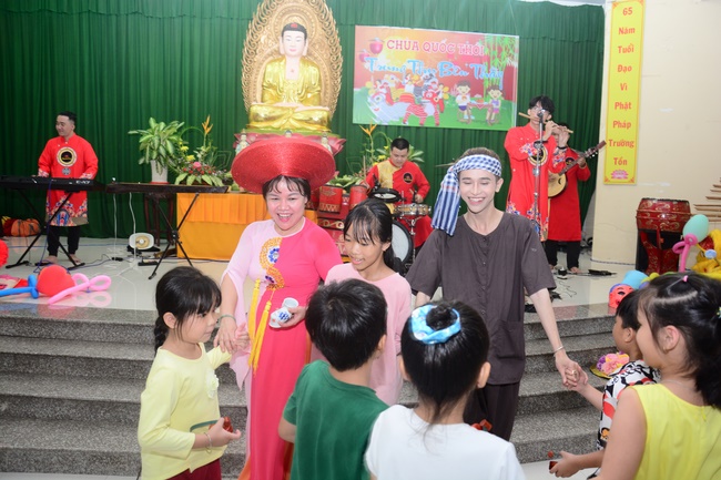 Offering gifts on Mid-Autumn Festival to Ben Tre and Tien Giang provinces