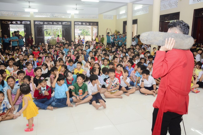 Offering gifts on Mid-Autumn Festival to Ben Tre and Tien Giang provinces