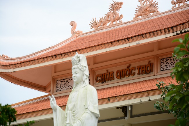 Offering gifts on Mid-Autumn Festival to Ben Tre and Tien Giang provinces
