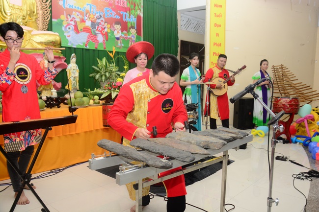 Offering gifts on Mid-Autumn Festival to Ben Tre and Tien Giang provinces