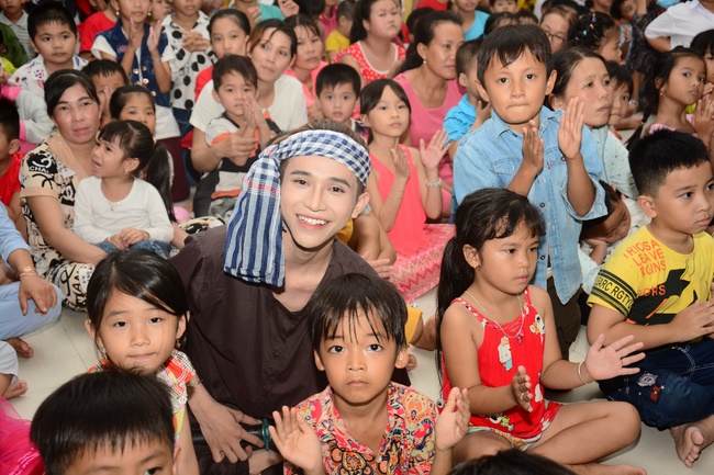 Offering gifts on Mid-Autumn Festival to Ben Tre and Tien Giang provinces