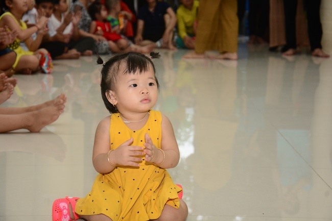 Offering gifts on Mid-Autumn Festival to Ben Tre and Tien Giang provinces