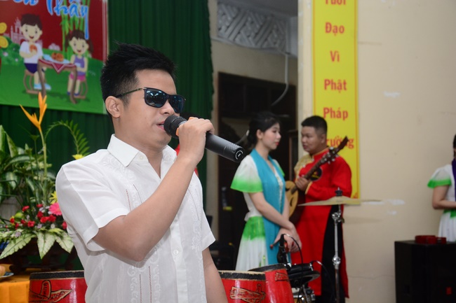 Offering gifts on Mid-Autumn Festival to Ben Tre and Tien Giang provinces