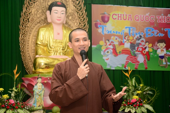 Offering gifts on Mid-Autumn Festival to Ben Tre and Tien Giang provinces