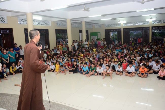 Offering gifts on Mid-Autumn Festival to Ben Tre and Tien Giang provinces