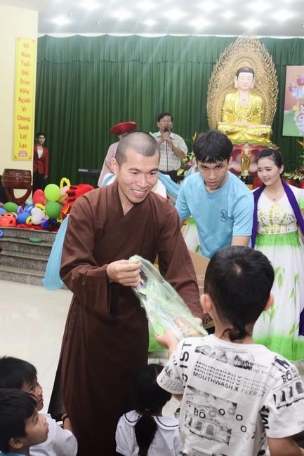 Offering gifts on Mid-Autumn Festival to Ben Tre and Tien Giang provinces