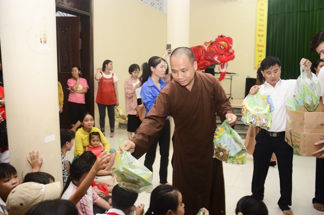 Offering gifts on Mid-Autumn Festival to Ben Tre and Tien Giang provinces