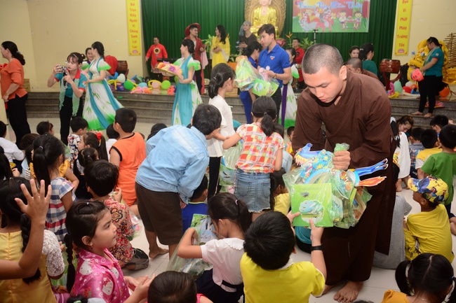 Offering gifts on Mid-Autumn Festival to Ben Tre and Tien Giang provinces