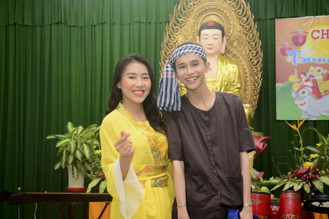 Offering gifts on Mid-Autumn Festival to Ben Tre and Tien Giang provinces