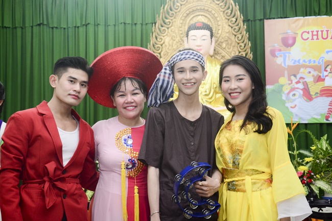 Offering gifts on Mid-Autumn Festival to Ben Tre and Tien Giang provinces