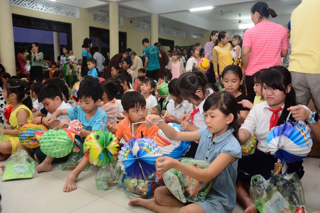 Offering gifts on Mid-Autumn Festival to Ben Tre and Tien Giang provinces
