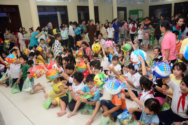 Offering gifts on Mid-Autumn Festival to Ben Tre and Tien Giang provinces