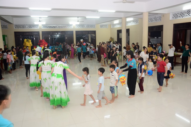 Offering gifts on Mid-Autumn Festival to Ben Tre and Tien Giang provinces