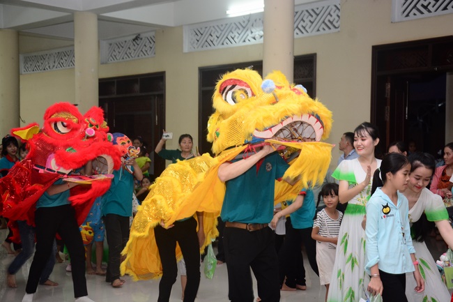 Offering gifts on Mid-Autumn Festival to Ben Tre and Tien Giang provinces