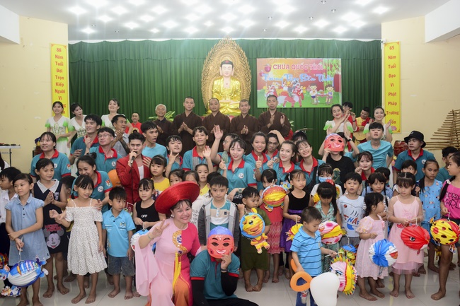 Offering gifts on Mid-Autumn Festival to Ben Tre and Tien Giang provinces