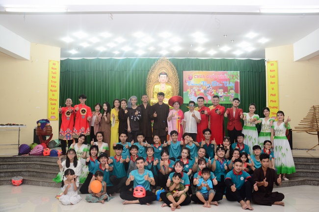 Offering gifts on Mid-Autumn Festival to Ben Tre and Tien Giang provinces