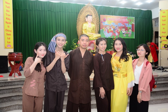 Offering gifts on Mid-Autumn Festival to Ben Tre and Tien Giang provinces