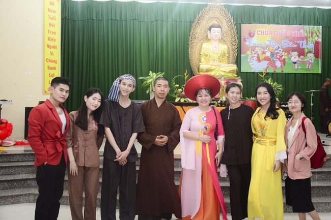 Offering gifts on Mid-Autumn Festival to Ben Tre and Tien Giang provinces