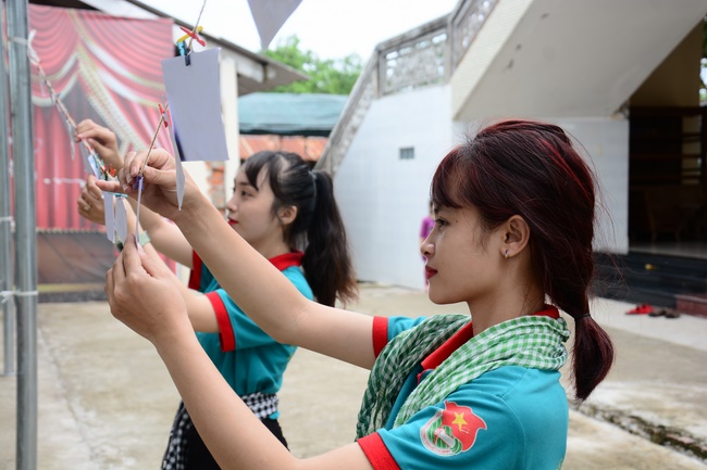 Offering gifts on Mid-Autumn Festival to Ben Tre and Tien Giang provinces