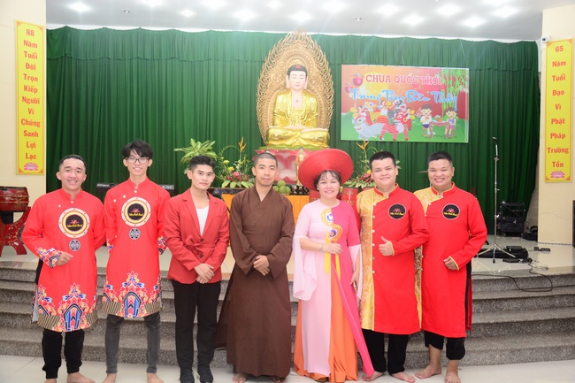 Offering gifts on Mid-Autumn Festival to Ben Tre and Tien Giang provinces