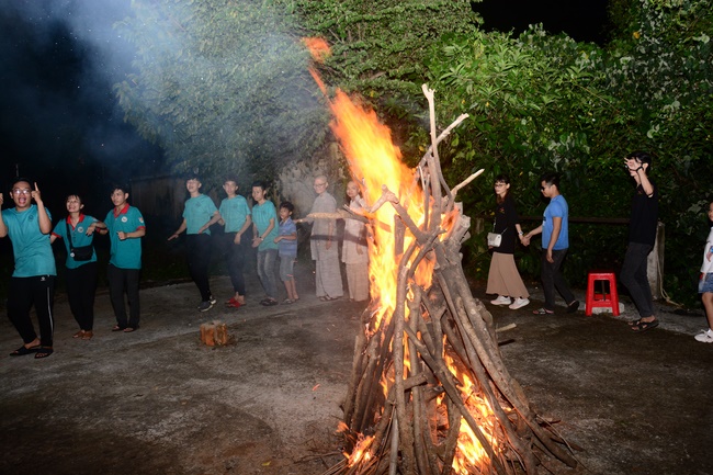 Offering gifts on Mid-Autumn Festival to Ben Tre and Tien Giang provinces