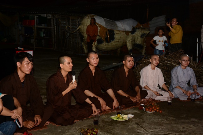 Offering gifts on Mid-Autumn Festival to Ben Tre and Tien Giang provinces