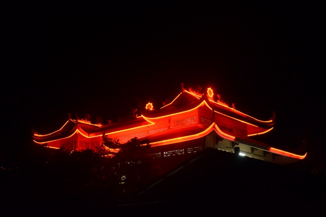 Offering gifts on Mid-Autumn Festival to Ben Tre and Tien Giang provinces
