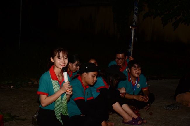 Offering gifts on Mid-Autumn Festival to Ben Tre and Tien Giang provinces