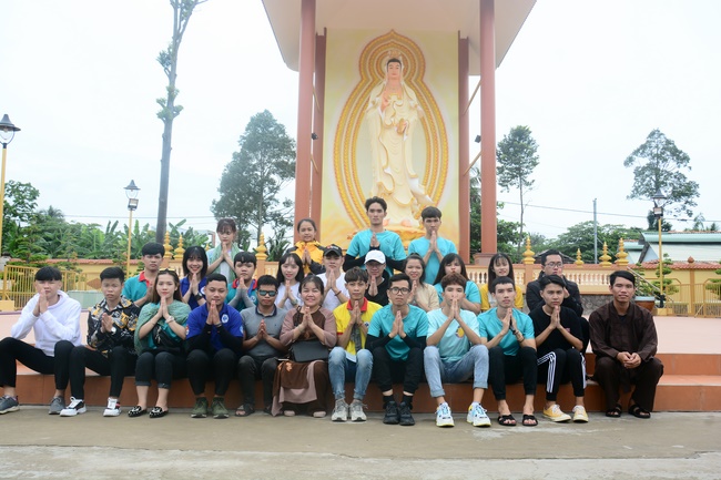 Offering gifts on Mid-Autumn Festival to Ben Tre and Tien Giang provinces