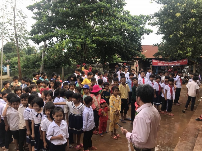 Giving gifts of Mid-Autumn Festival to children of ethnic minorities in Binh Phuoc