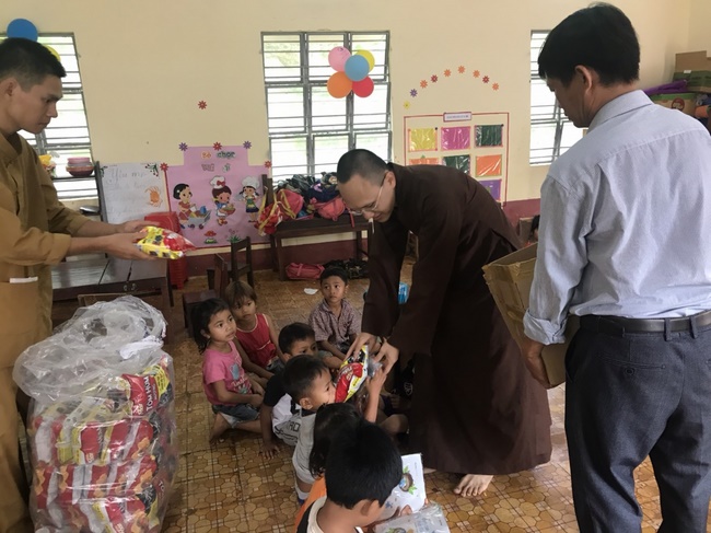Giving gifts of Mid-Autumn Festival to children of ethnic minorities in Binh Phuoc