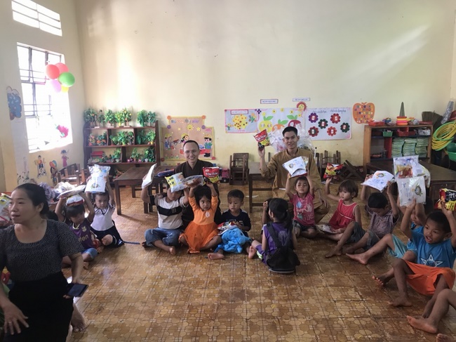 Giving gifts of Mid-Autumn Festival to children of ethnic minorities in Binh Phuoc