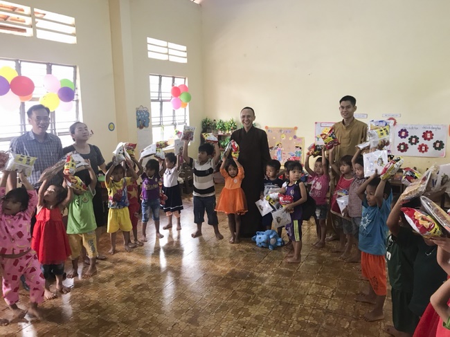 Giving gifts of Mid-Autumn Festival to children of ethnic minorities in Binh Phuoc