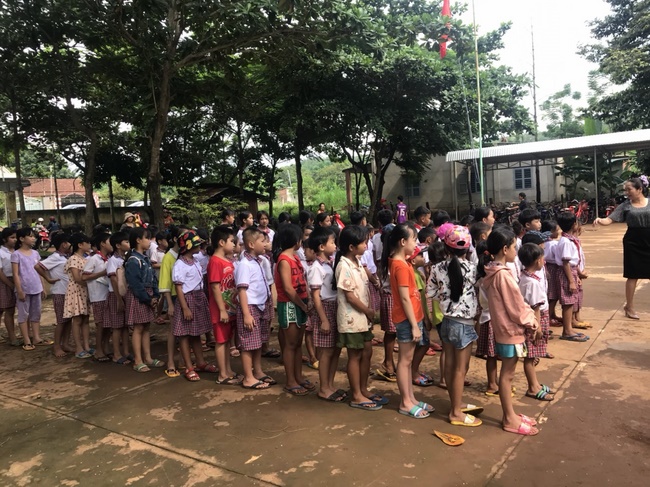Giving gifts of Mid-Autumn Festival to children of ethnic minorities in Binh Phuoc