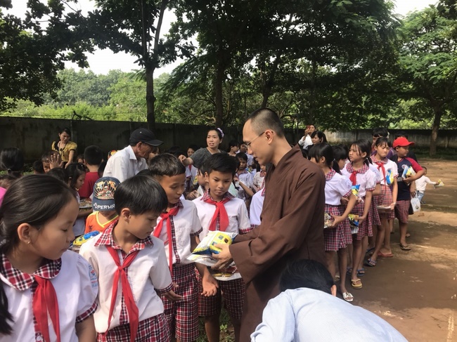 Giving gifts of Mid-Autumn Festival to children of ethnic minorities in Binh Phuoc
