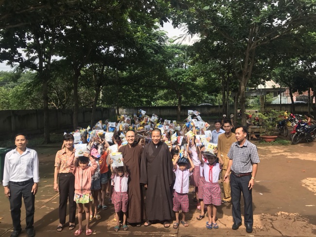 Giving gifts of Mid-Autumn Festival to children of ethnic minorities in Binh Phuoc
