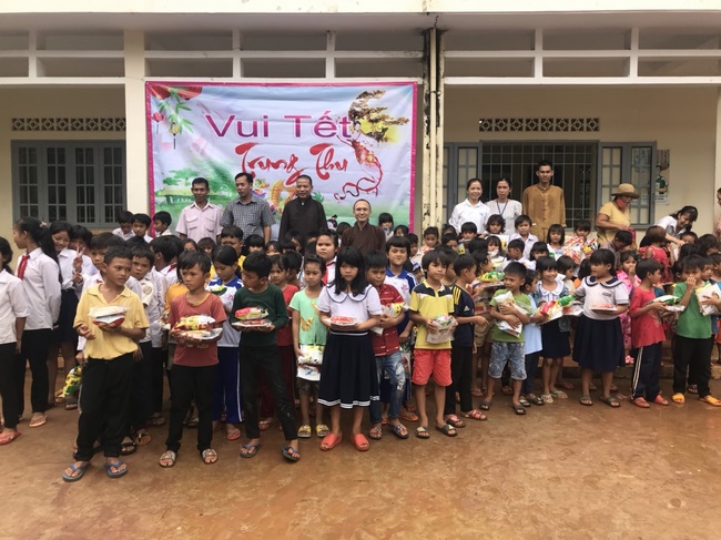 Giving gifts of Mid-Autumn Festival to children of ethnic minorities in Binh Phuoc