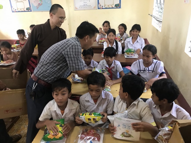 Giving gifts of Mid-Autumn Festival to children of ethnic minorities in Binh Phuoc