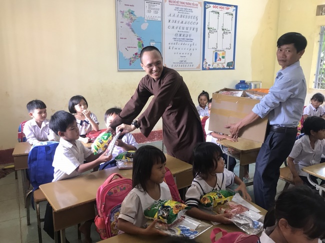 Giving gifts of Mid-Autumn Festival to children of ethnic minorities in Binh Phuoc