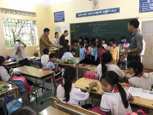 Giving gifts of Mid-Autumn Festival to children of ethnic minorities in Binh Phuoc